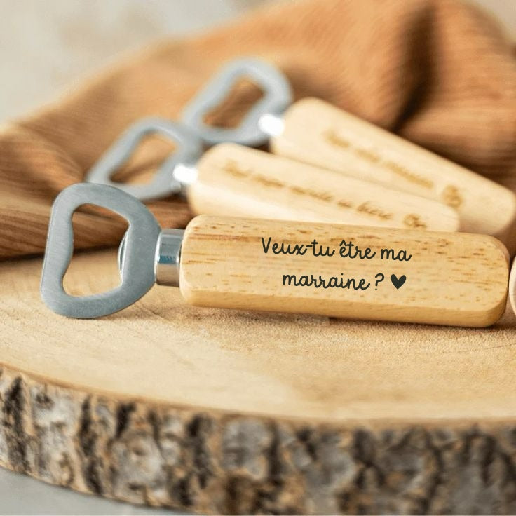 Décapsuleur en bois gravé – Demande de parrain ou marraine
